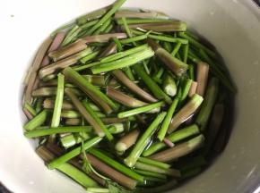 把野芹菜梗切成寸段，洗净沥水