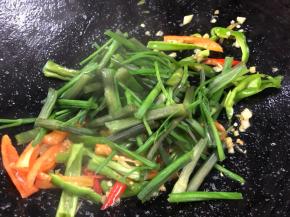 加入野芹菜梗，翻炒均匀
