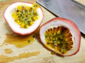 百香果对半切开