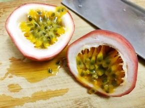 百香果对半切开