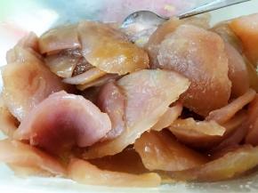 腌制好后白糖全部溶化，果皮看起来亮晶晶的