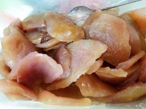 腌制好后白糖全部溶化，果皮看起来亮晶晶的