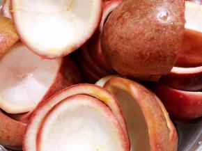 锅里加入能淹没果皮的水，盖上盖子大火煮开后转小火煮30分钟