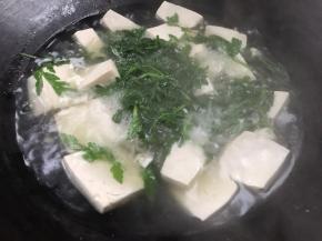 调入胡椒粉和味精，淋入淀粉水勾芡