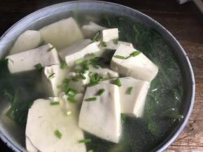 盛出装碗后，撒上葱花