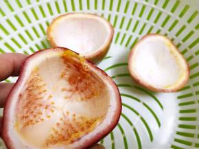 撕掉果皮里面的薄膜