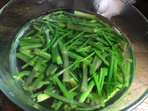 捞出放入冷开水中浸泡至冷