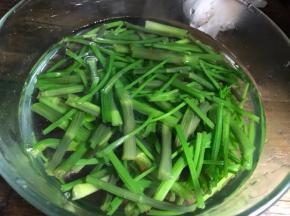 捞出放入冷开水中浸泡至冷