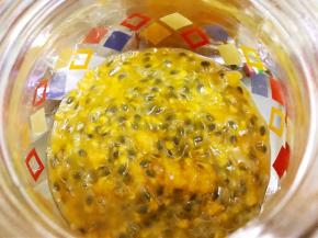 取出果肉放入罐子里