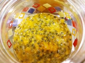 取出果肉放入罐子里