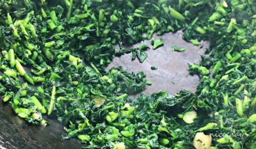 把腌菜扒开露出锅底