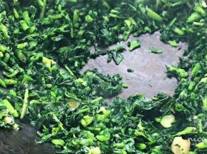 把腌菜扒开露出锅底