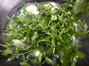 加入野芹菜叶，拌匀