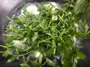 加入野芹菜叶，拌匀