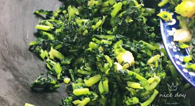 热锅，无水无油倒入腌菜，煎炒至水干出香味