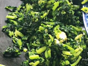 热锅，无水无油倒入腌菜，煎炒至水干出香味