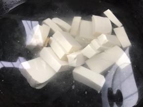 加入豆腐，煮沸