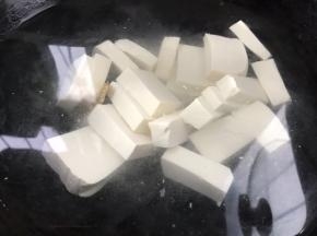加入豆腐，煮沸