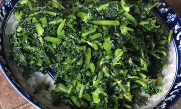 把菜汁挤捏出来