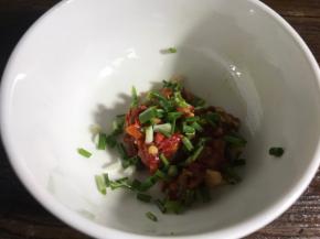 放入自制蒜蓉辣椒酱中