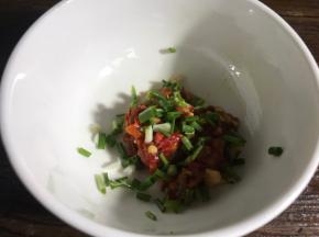 放入自制蒜蓉辣椒酱中