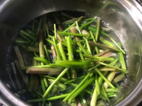 放入开水锅中，大火煮沸