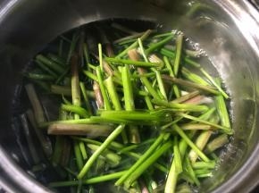 放入开水锅中，大火煮沸