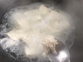 加入适量猪油，煮5分钟