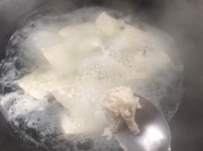 加入适量猪油，煮5分钟