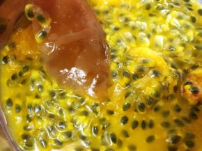 取两个百香果果肉，每一块腌制好的果皮在果肉里滚一圈