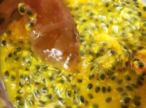 取两个百香果果肉，每一块腌制好的果皮在果肉里滚一圈