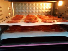 放入烤箱里，开热风循环100度上下火烤2个半小时左右，看个人喜欢的口感决定时间
期间要翻面哦