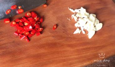 备好蒜末和小米辣