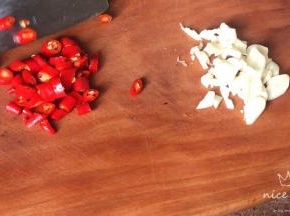 备好蒜末和小米辣