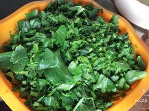 青菜摘洗干净后切碎，装入容器中