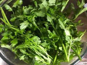 野芹菜叶摘洗干净，沥干水分