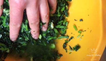 腌制好的青菜，会出好多菜汁