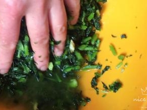 腌制好的青菜，会出好多菜汁