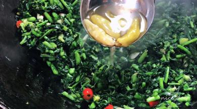 倒入泡椒和泡椒水，调入少许糖