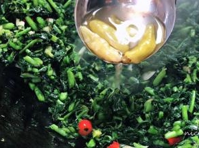 倒入泡椒和泡椒水，调入少许糖