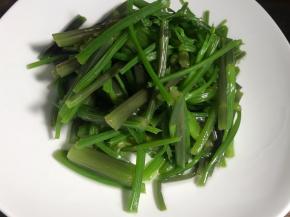 把浸泡好的野芹菜梗捞出，沥干水分后装入盘中