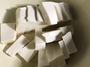 豆腐洗净，切小块备用