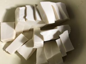 豆腐洗净，切小块备用