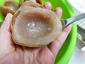 等不太烫手后，用勺子挖出厚肉这一块，外层硬皮不要