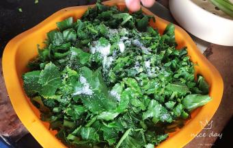 撒上盐，用手揉搓均匀至变软，密封腌制一小时以上