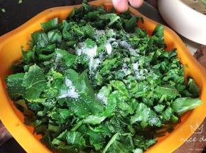 撒上盐，用手揉搓均匀至变软，密封腌制一小时以上