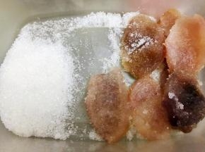 每一块果皮都裹上白糖，白糖的量稍微多一些