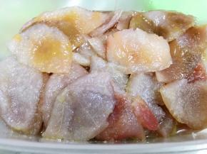 全部裹上白糖后密封放入冰箱冷藏腌制一晚