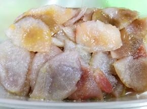 全部裹上白糖后密封放入冰箱冷藏腌制一晚