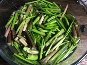 把野芹菜梗切成寸段，洗净沥水